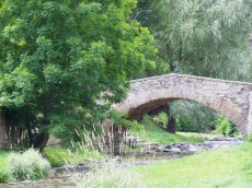 Plusieurs ponts de pierre passent la rivire